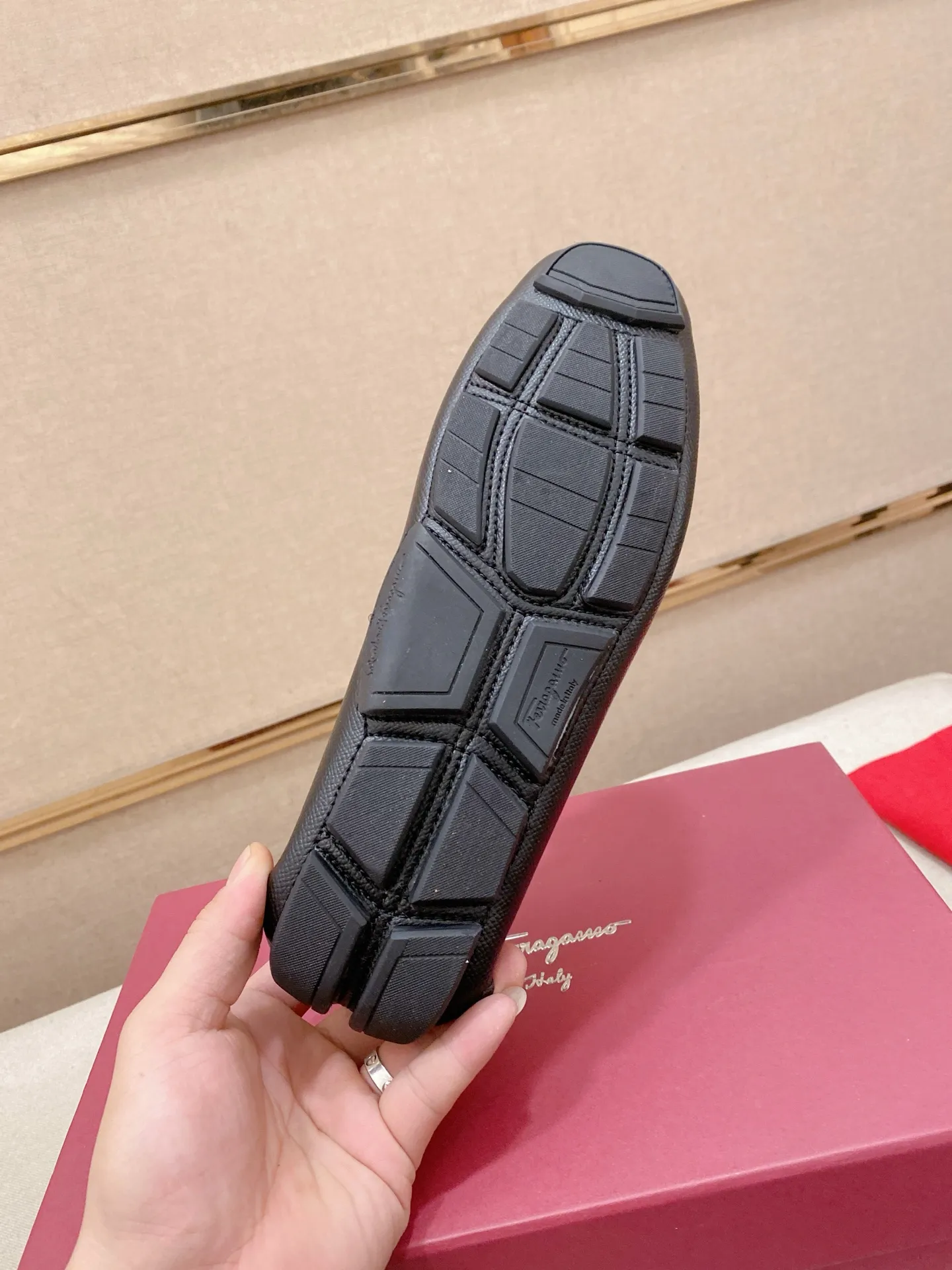 Factory price: 540💰High-end quality! Ferragamo🆕🆕Exclusive hot-selling products in stock🔥🔥New products on the shelves, high-quality Ferragamo men's pea shoes, high-end casual driving shoes, with complete packaging! 💪 💪 Material: imported first-layer cowhide 🐂 + imported high-quality wool lining + wear-resistant outsole 👍🏻👍🏻 Features: high-end and comfortable, purely handmade 🚀 🚀 Create the perfect shoes that suit you best 🔥 🔥 Size: (38-44) 45 standard size can be customized!